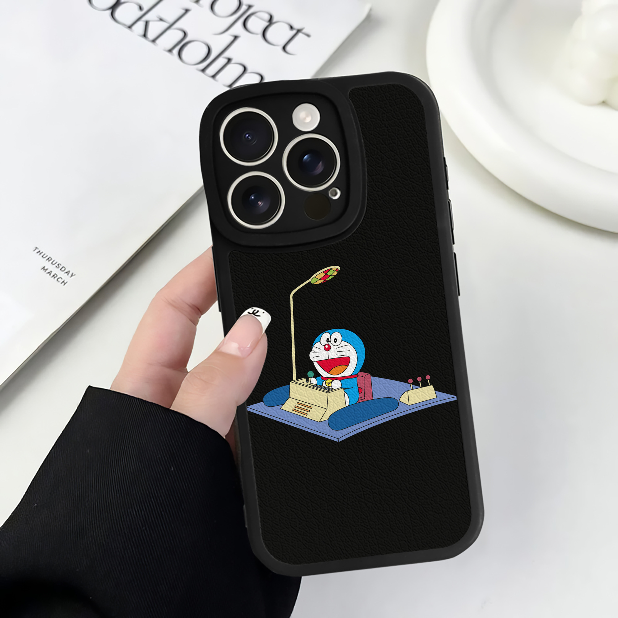 （画像用） ドラえもん Doraemon 【iPhone 16シリーズ対応】シリコンスマホケース（レザー調） 材質：シリコン
